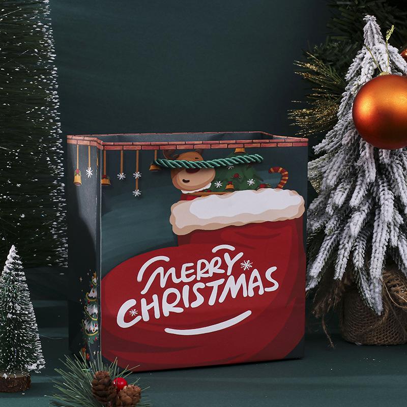 Roter Deckel Weihnachtsgeschenkbox mit Schal & Socken – Auf Lager