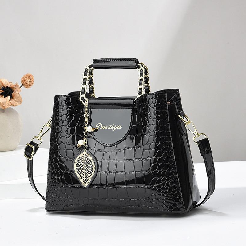 Trendy And Elegant Women s Shoulder Bag With Spacious Interior And Modern Design чёрный