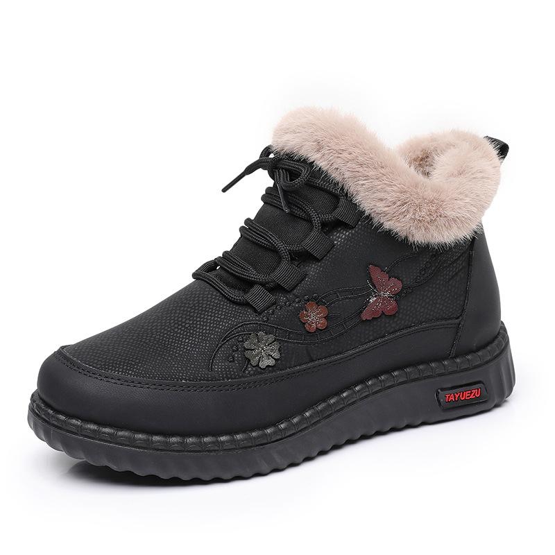 The New Fleece Warm Snow Boots Are Casual and Comfortable, with Anti-slip Shoes on One Foot