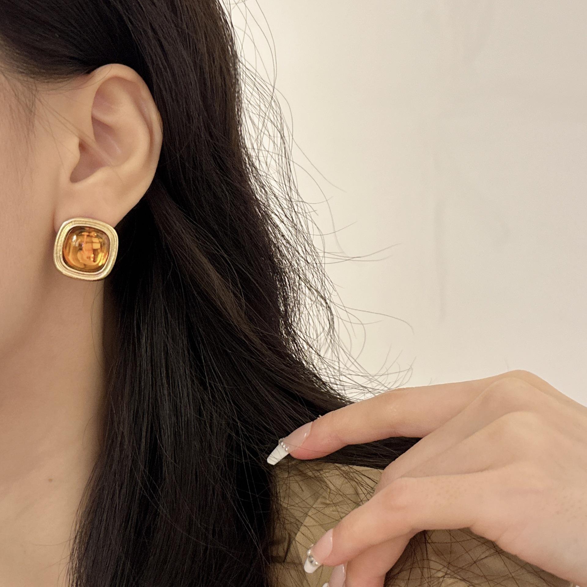 

Charm Retro Geometry Square Yellow Resin Artificial Gemstone Piercing Stud Earrings No Ear Holes Ear Clip for Women Jewelry Gift жёлтый