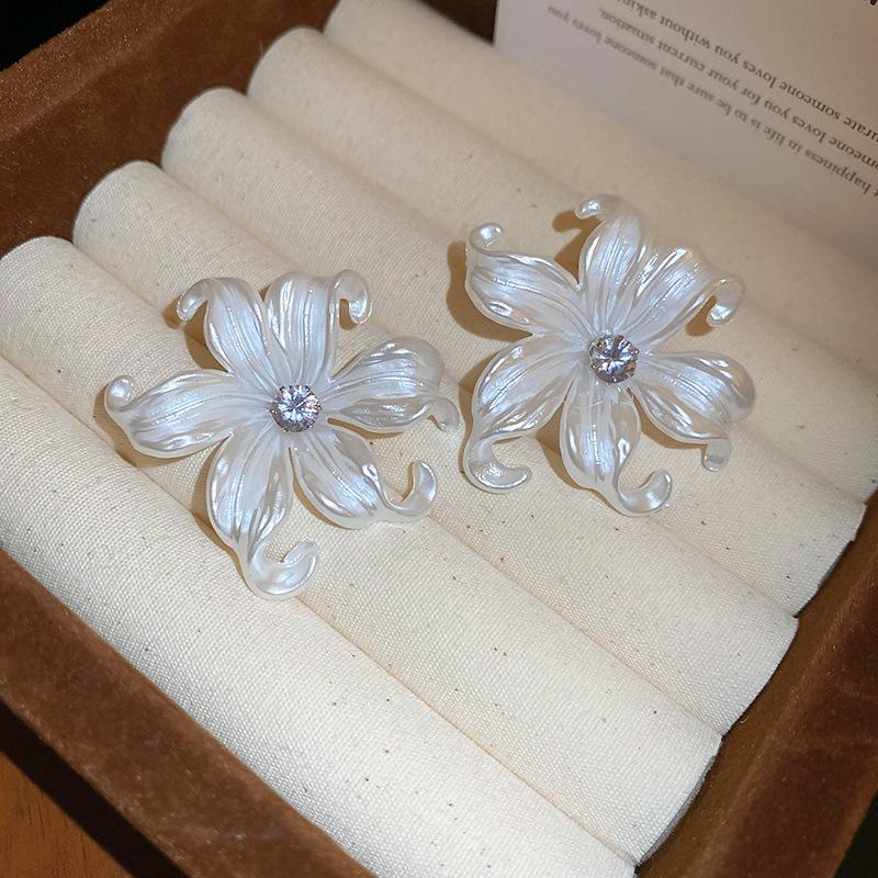 Silver Needle White Heart Tassel Earrings: Luxurious, Versatile, and Stylish Stud Earrings for Women.