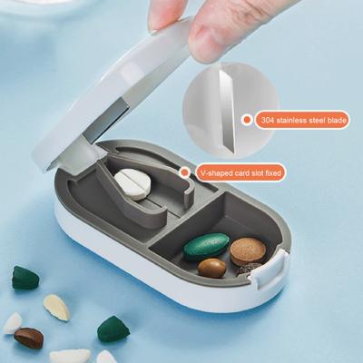 Yousheng 2 in 1 Contenitore per pillole portatile con lama in acciaio inossidabile affilata per uso alimentare, contenitore per compresse da viaggio multifunzionale