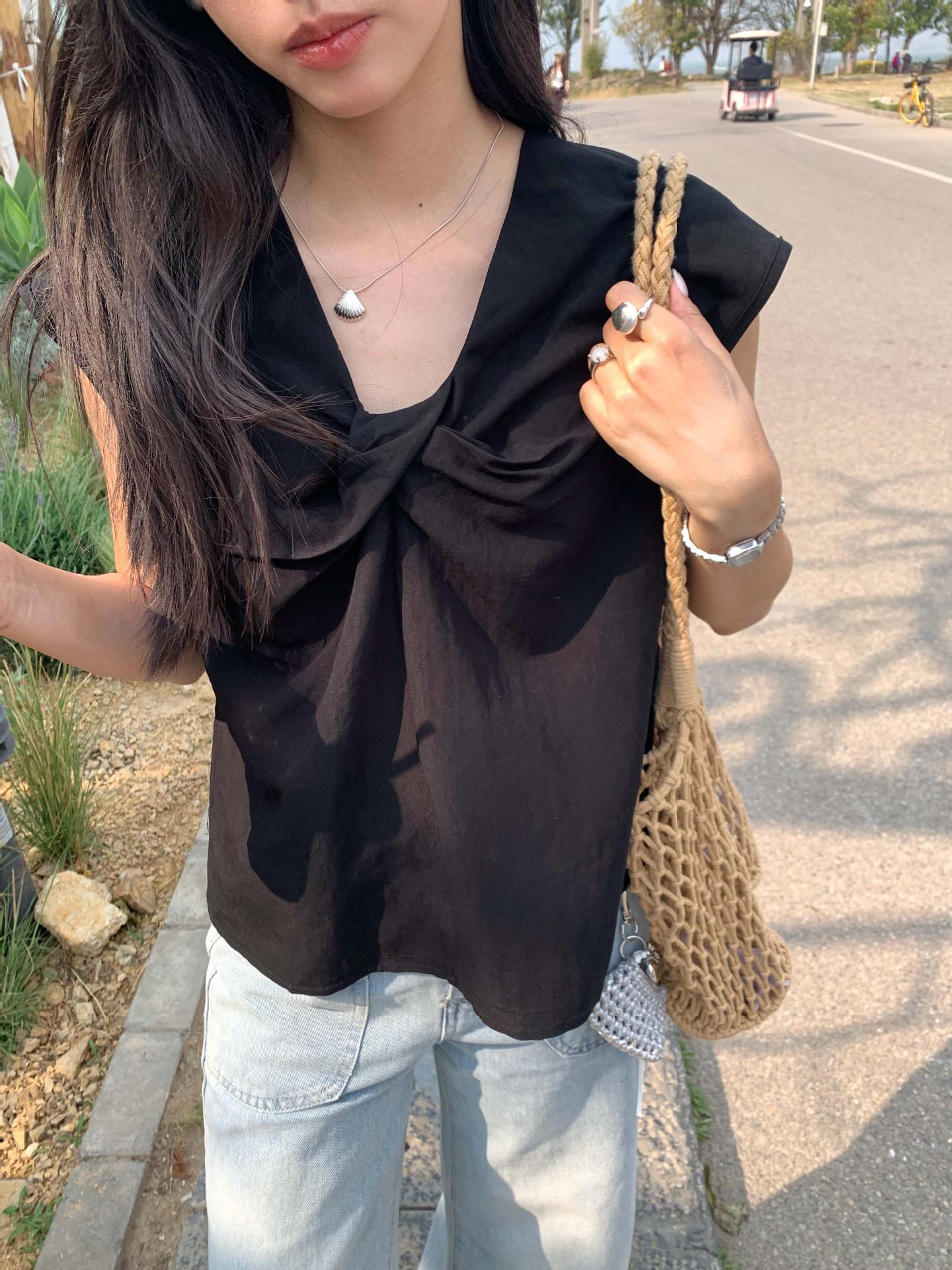 

Хуан Чжэн Женский топ без рукавов с V-образным вырезом и перекрутом - Шикарный, Однотонный, Легкий, Стиль Лето 2025, Простой и Элегантный. One Size