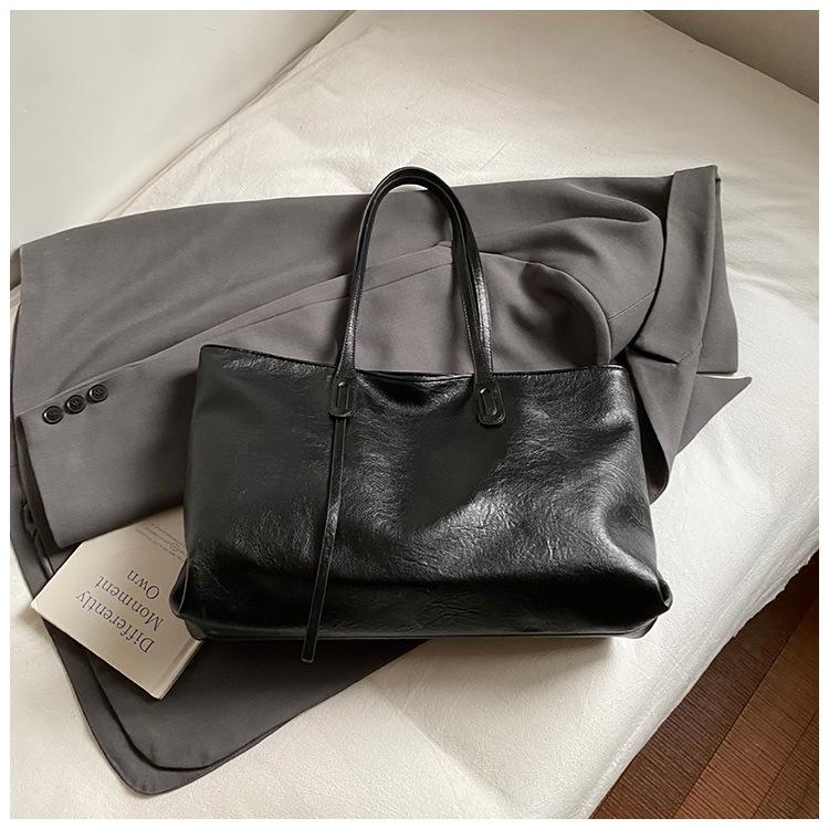 Large-capacity commuter tote bag 2025 summer new fashion trendy temperament shoulder bag high value armpit bag