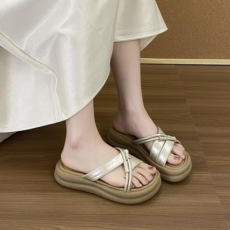 Thick-soled Shit-stepping Slippers Women's 2025 New Summer Cross-strap Beach Shoes Korean Version Out of the Street Fashion Sandals