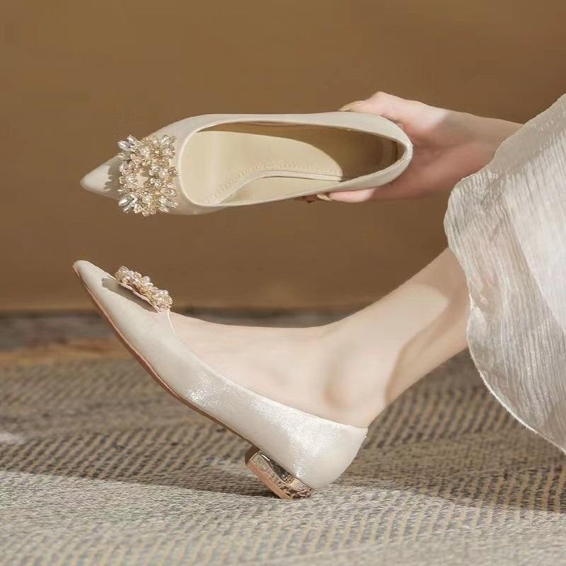 

Новая Мода Потрясающий Острый Носок Балетки Свадебные Подружки Неудобный Низкий Каблук Не Устает Нога Женские Новые 2025 Волосы Шелк Сатин 35 бежевый
