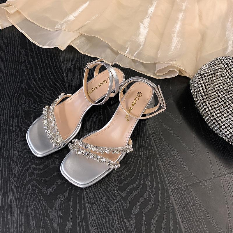 Nya strass silver enords sandaler dam 2025 sommar nya älvvind bär öppen tå tjock klack högklackade sandaler