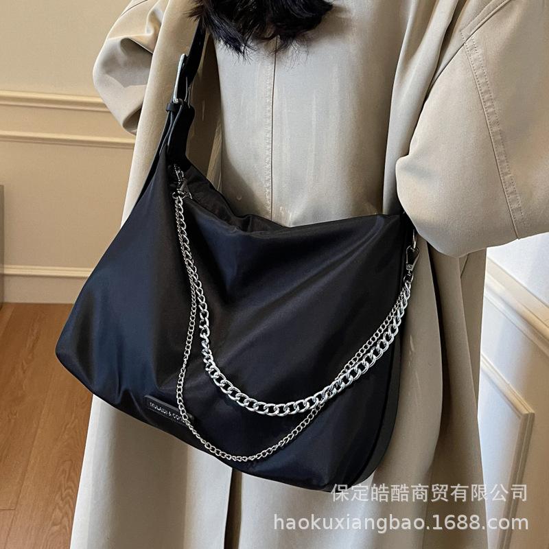 Large Capacity Canvas Bag Women's Spring and Summer 2025 New Versatile Casual Shoulder Messenger Bag Chain Commuter Tote Bag