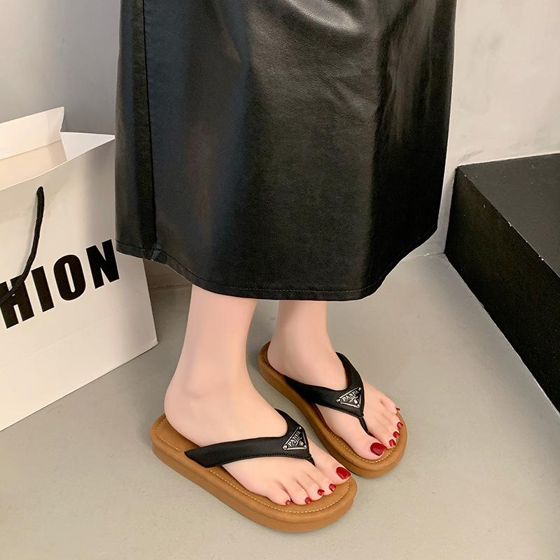 Simple and comfortable beach shoes women's Korean version summer clip lightweight non-slip flip-flops new 2025 sandals shit toe stepping