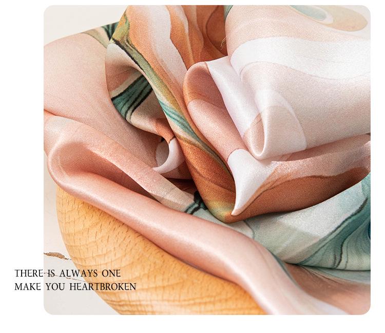 Herbstschal mit Pfingstrosen-Print und blauem Rand - Modischer quadratischer Halswärmer, perfektes Geburtstagsgeschenk für Mama