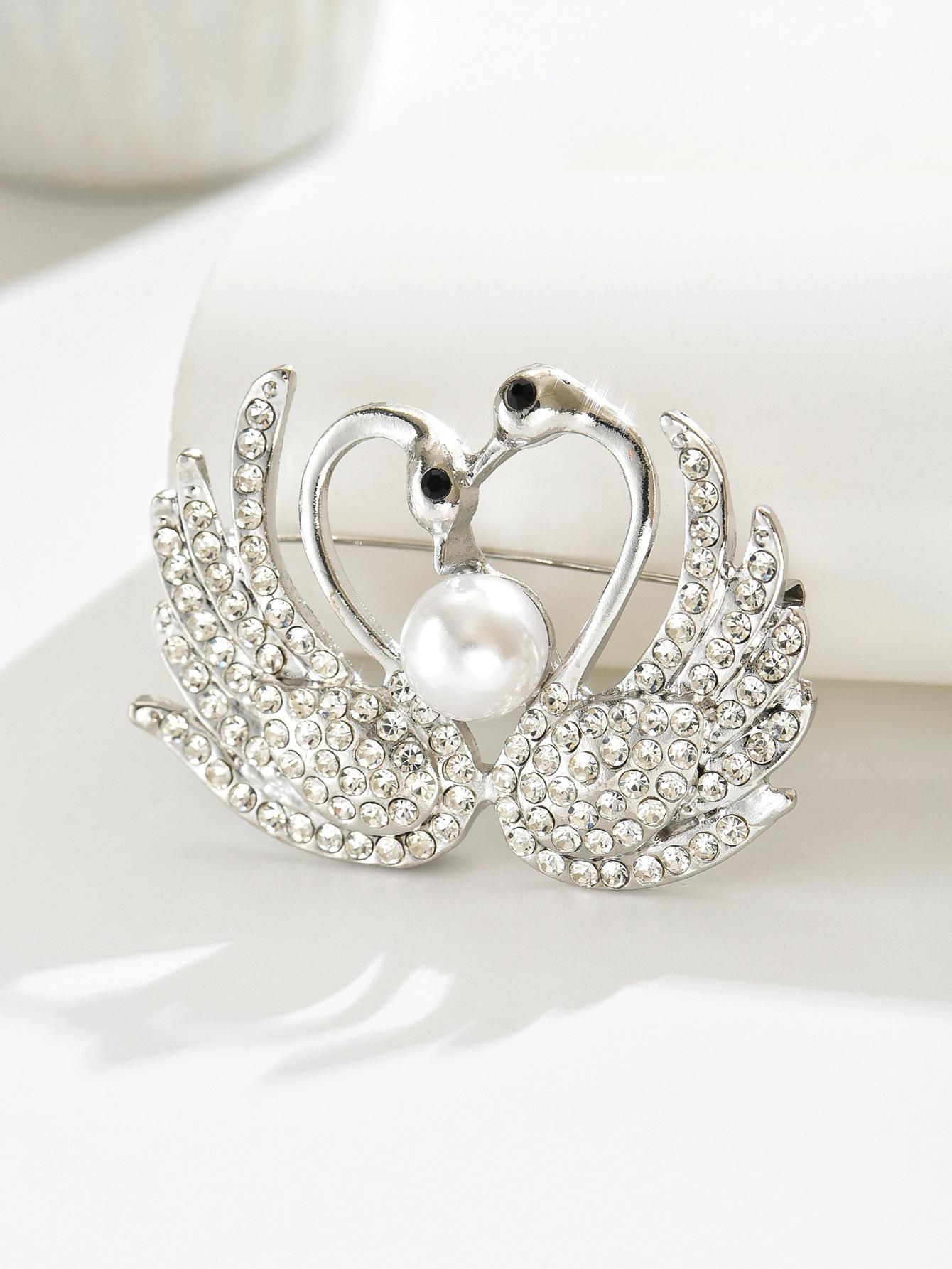 

Элегантная брошь Лебедь со стразами и жемчугом : Универсальная женская брошь из сплава и булавка от откровенной одежды белый