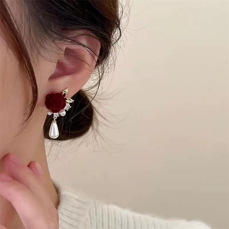 

Новые геометрические серьги с цветочным жемчугом и стразами для женщин, модные корейские украшения, серьги для повседневной носки для девушек красный