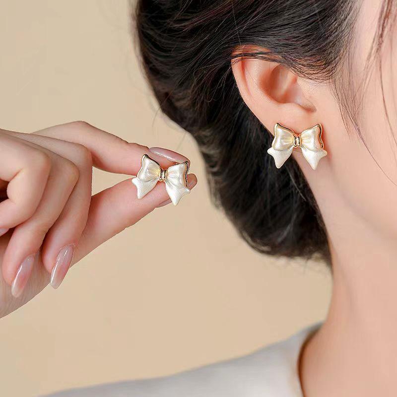 Chic Bow Stud Earrings: Elegant, Trendy Design for Versatile Women s Fashion белый