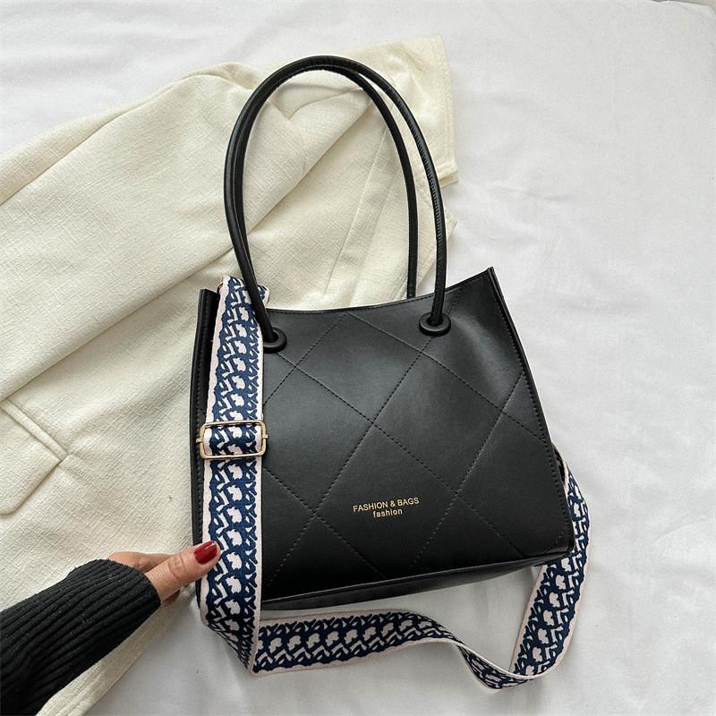 

Шикарная Универсальная Сумка-Тоут для Женщин Стильная Наплечная Сумка для Поездок на Работу Черного и Коричневого Цвета чёрный