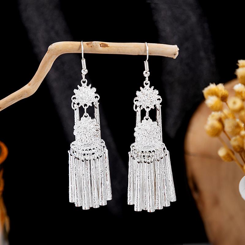 Boucles d'oreilles pendantes à pompons de plumes ethniques - Style argent Miao imitation, article touristique populaire, design mignon de haricot.