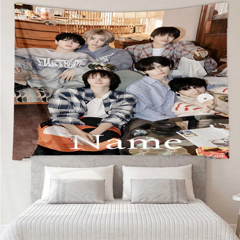 Benutzerdefinierter Name BOYNEXTDOOR Druck Wandteppich, Hintergrund, Einfache Montage, Ideal für Schlafzimmer, Büro & Wohnzimmer, mit Ästhetischer Wandbehang-Dekoration.