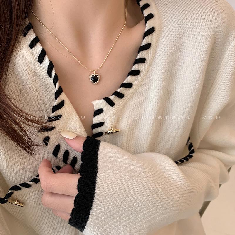 Elegant Black Heart Necklace for Women - French Retro Design Clavicle Chain