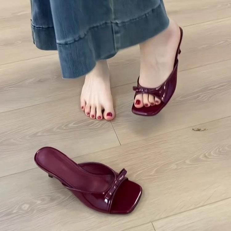 Μοντέρνα κόκκινα λουστρίνι γυναικεία παντόφλες μοντέρνα στρογγυλά ανοιχτά δάχτυλα λεπτά ψηλοτάκουνα Mules παντόφλες καλοκαιρινά παπούτσια για πάρτι