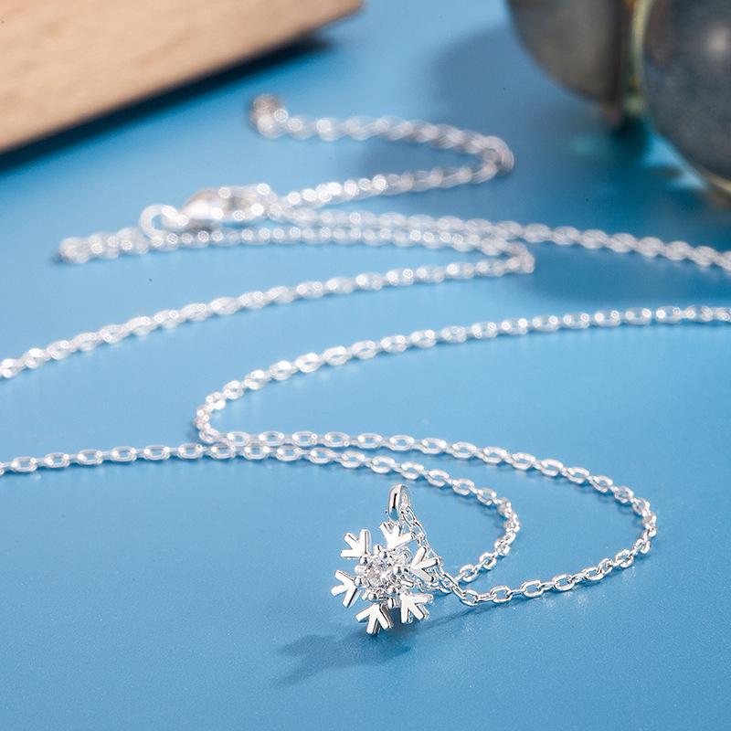 Exquisite Winter Snowflake Necklace: Versatile High-End Choker with Light Luxury Artistic Design