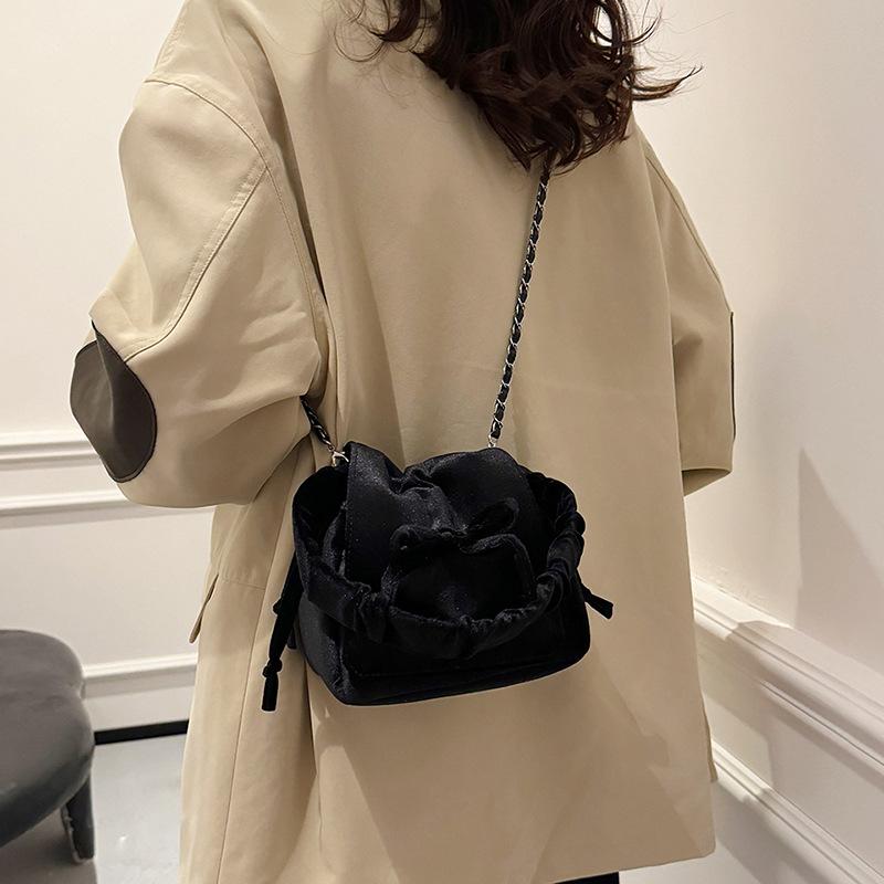 

Женская сумка осень и зима новая ретро универсальная на плечо подмышку сумка высококачественная мягкая кожа кроссбоди большая вместимость маленькая квадратная сумка 17*12*16*22 чёрный