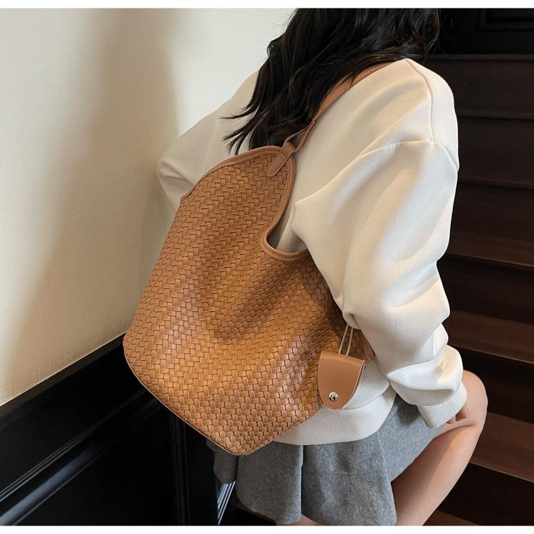 Simple woven pattern underarm tote bag women's autumn tide fashion temperament popular commuter shoulder messenger bag
