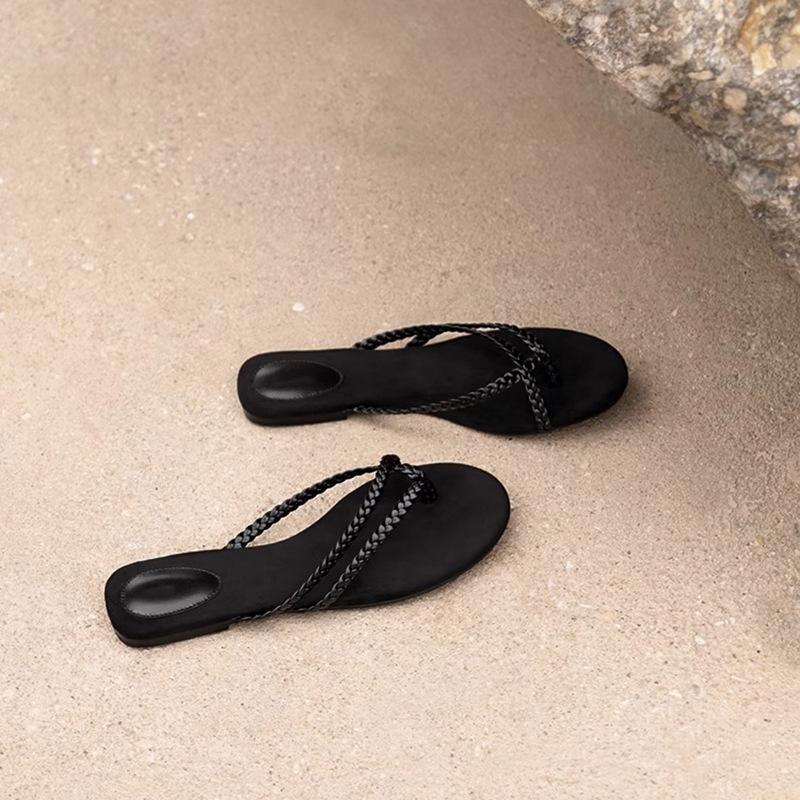 

Минималистичные нишевые плетеные кожаные сандалии женские 2025 отпускные высококлассные ощущение щипок шлепанцы носить плоские пляжные туфли 40