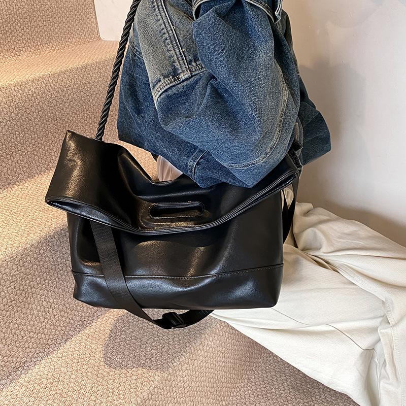 Retro Large-Capacity Soft-Sided Tote Bag, Female Popular Messenger Bag, Fashionable Underarm Bag.
