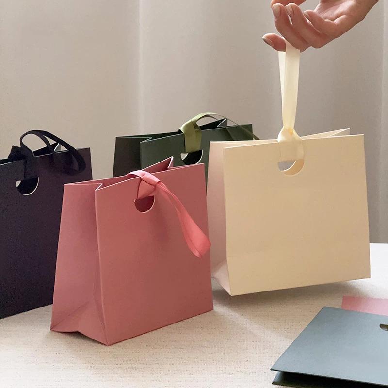 Luxury Packaging Paper Bag Gift Bag with Ribbon Handle for Holiday Party Birthday Present Storage