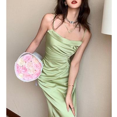 Elegancka zielona satynowa sukienka midi bez ramiączek, z nieregularnym krojem i rozcięciem w kolorze księżycowej bieli