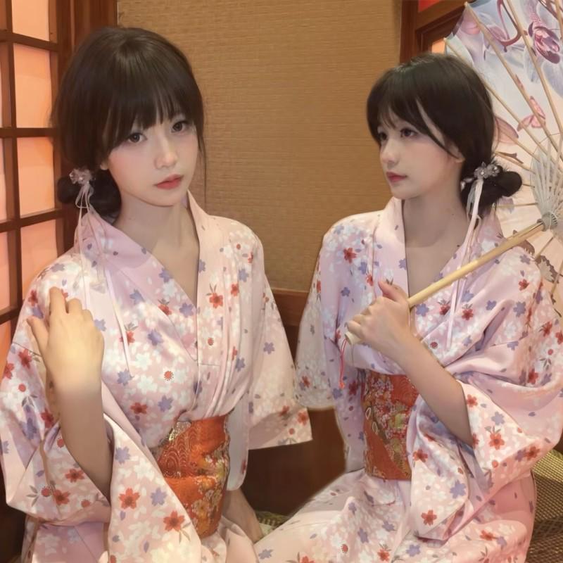 Dámské japonské kimono a yukata šaty pro formální fotografování