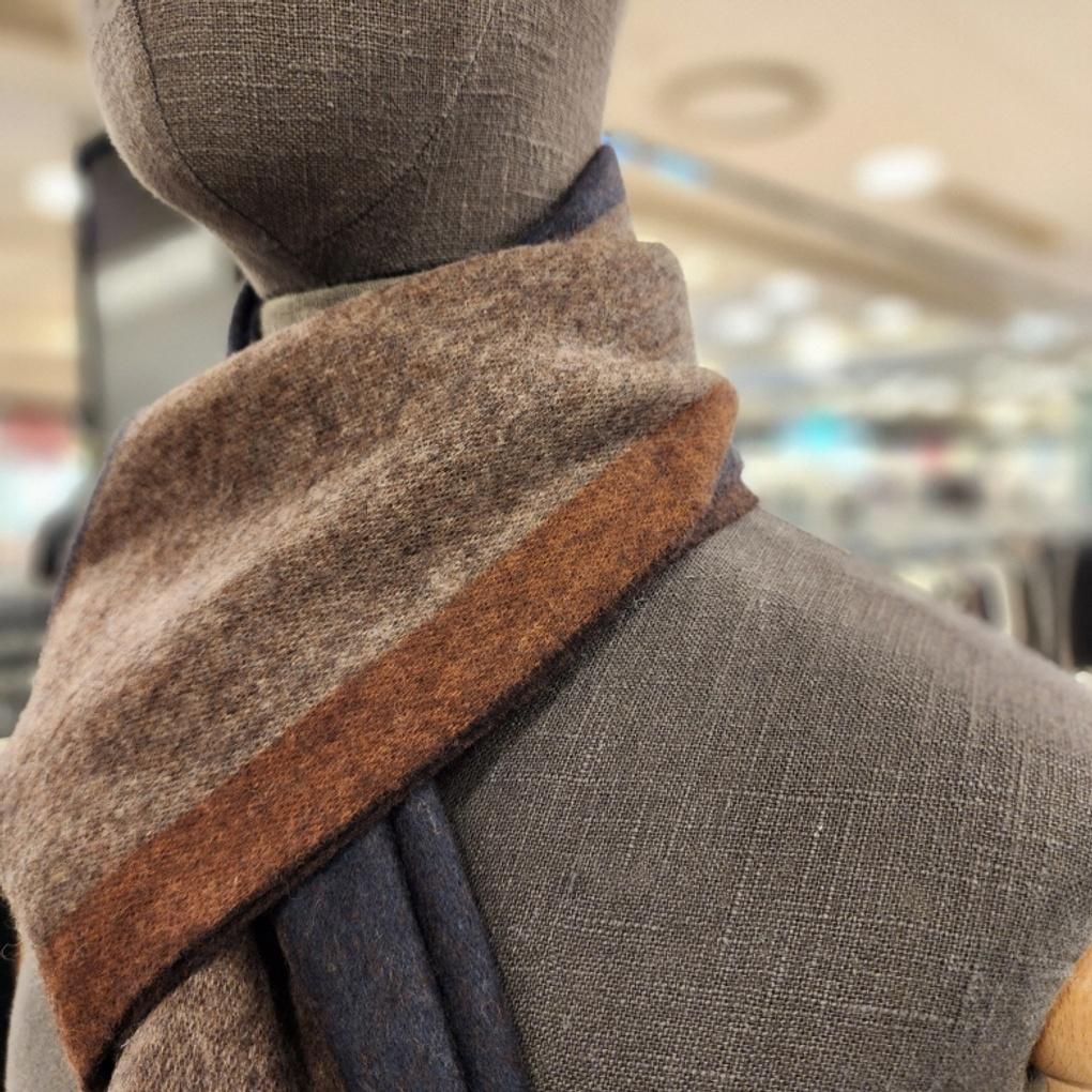 A High-quality 10% Cashmere, 90% Wool, Benbru Striped Long Muffler That's Perfect for a Gift.