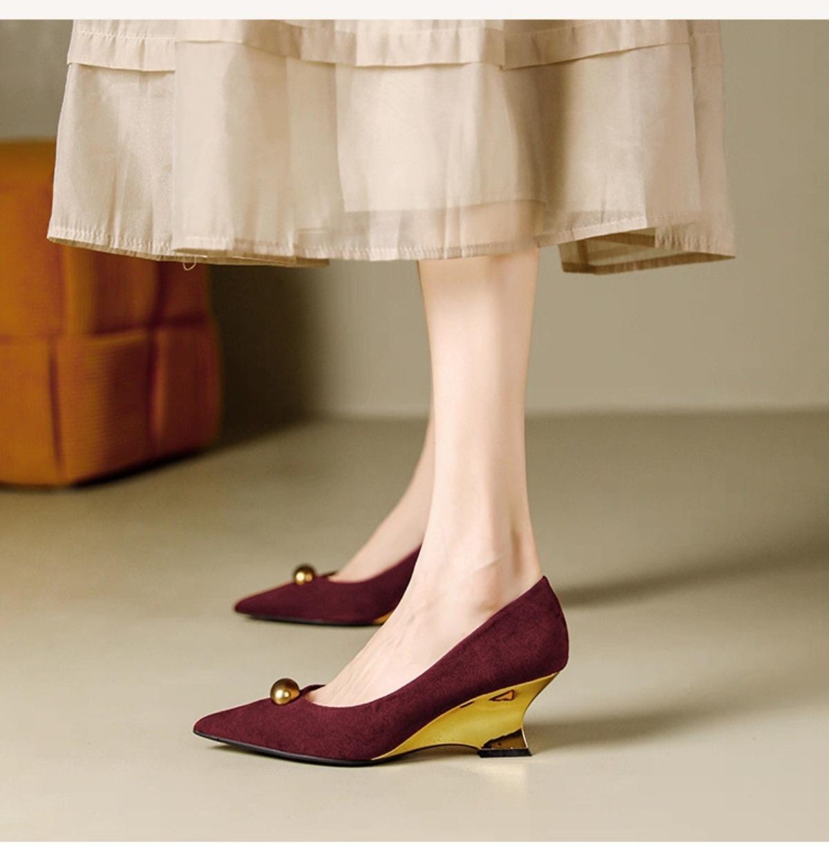 

Французские ретро замшевые туфли-лодочки на высоком каблуке, женские 2025 новые, с маленьким золотым бобом, на шпильке, с мягкой подошвой, профессиональная рабочая обувь, туфли-лодочки 40 бордовый