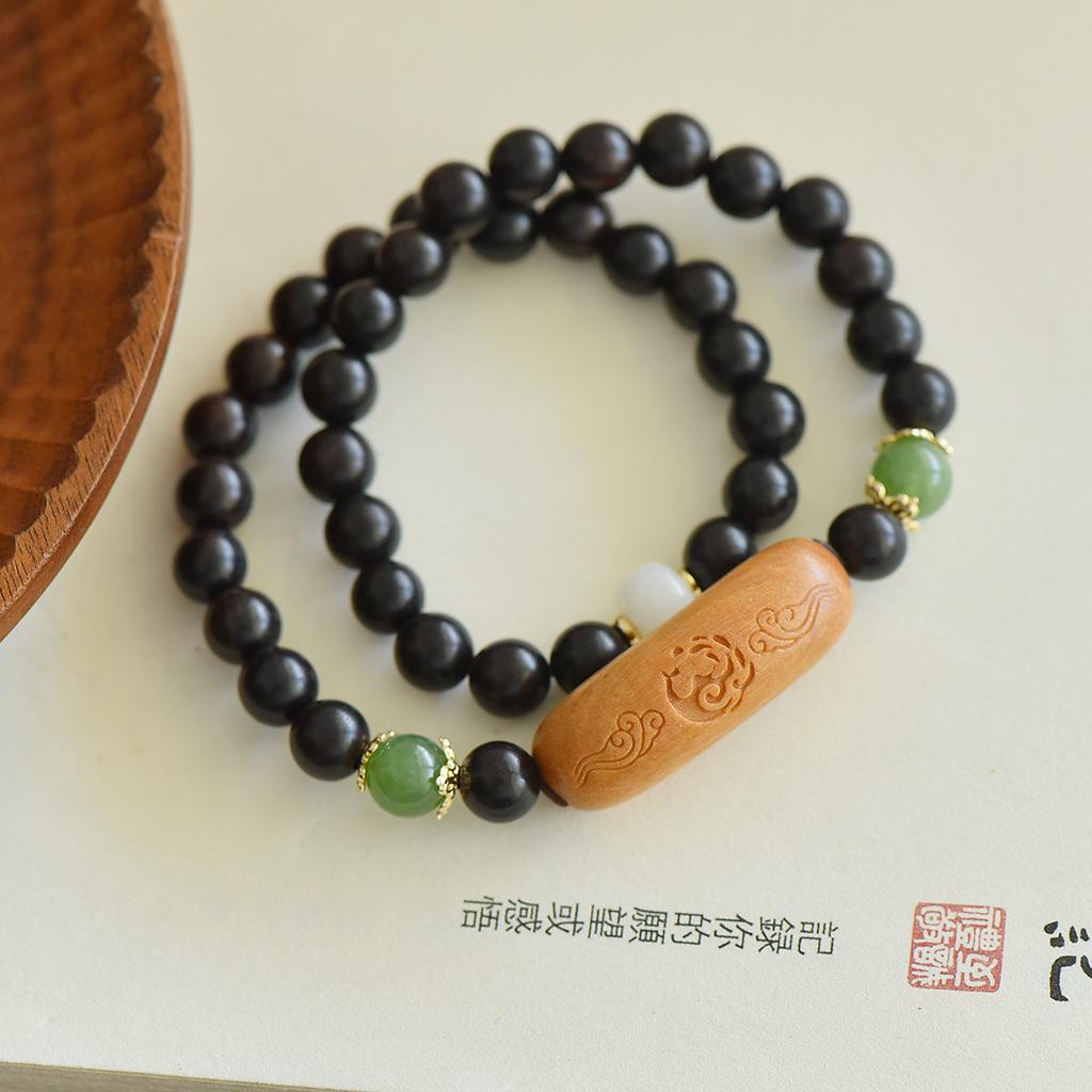 Dubbele lus armband van rozenhout en groen sandelhout gecombineerd met een "No Worries" bedeltje, een modieuze boeddhistische kralenarmband, geschikt als cadeau voor
