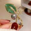 Super Beautiful Crystal Green Leaf Plant Flower Brooch for Women Banquet Corsage Elegant and Versatile Pearl Suit Pin