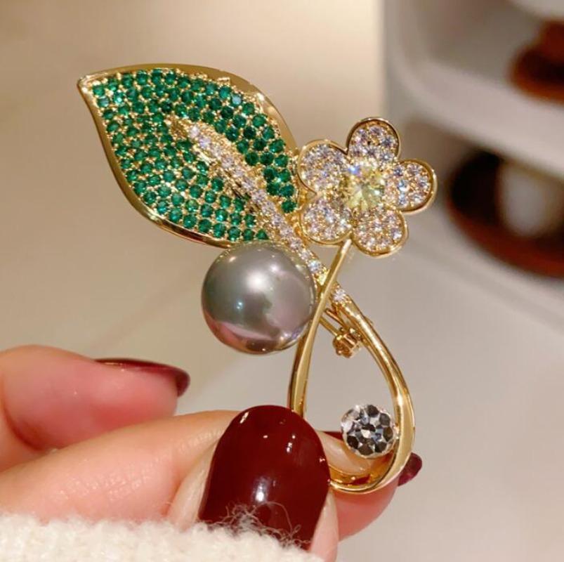 Super Beautiful Crystal Green Leaf Plant Flower Brooch for Women Banquet Corsage Elegant and Versatile Pearl Suit Pin