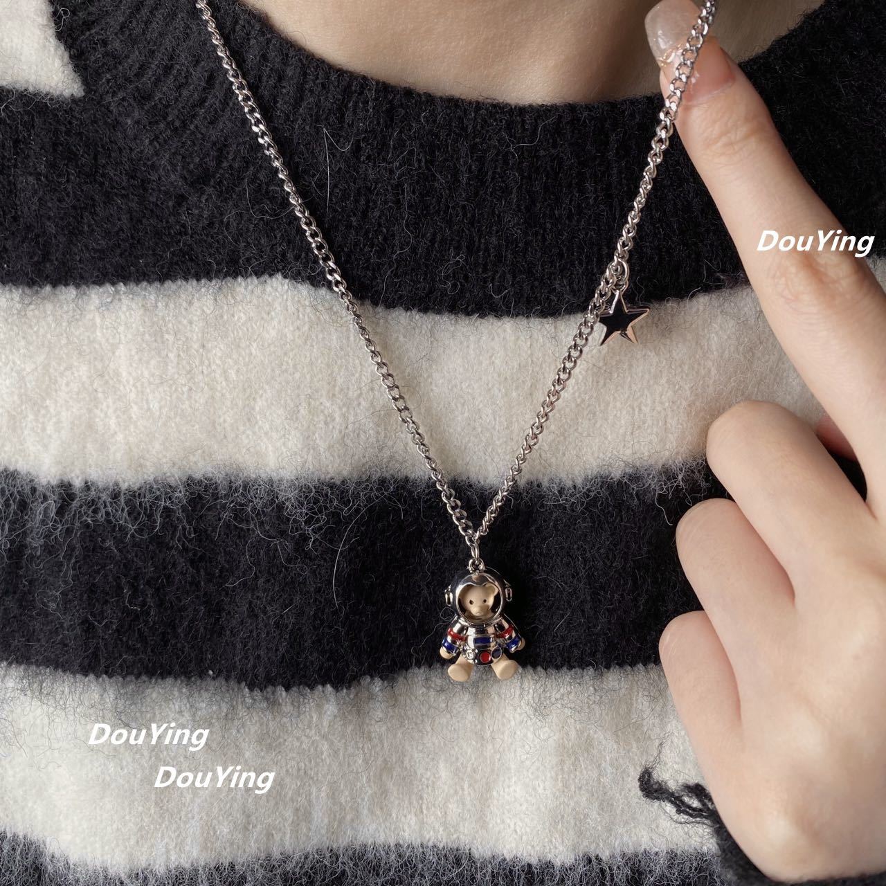 

Ожерелье из титановой стали с астронавтом и медведем для женщин, маленькая дизайнерская цепочка для свитера с бесцветной цепочкой для свитера для пар