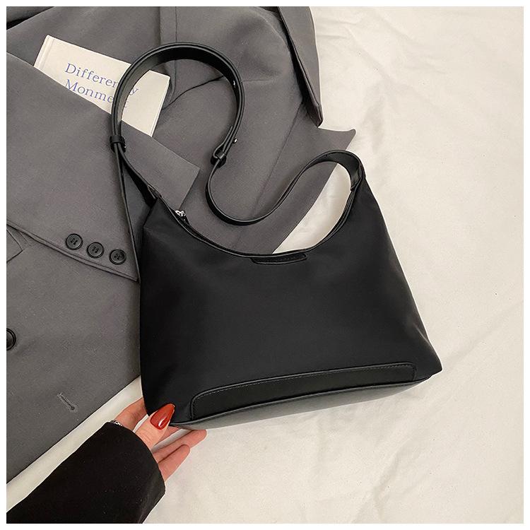 

Trendy lightweight 2025 new underarm shoulder bag new versatile casual tote bag large capacity crossbody bag