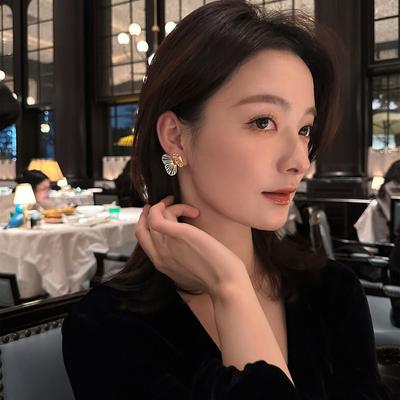 Hollow Butterfly Stud Earrings Unique Personality And Creativity Exaggerated Dancing Insects Flying Butterfly Earrings