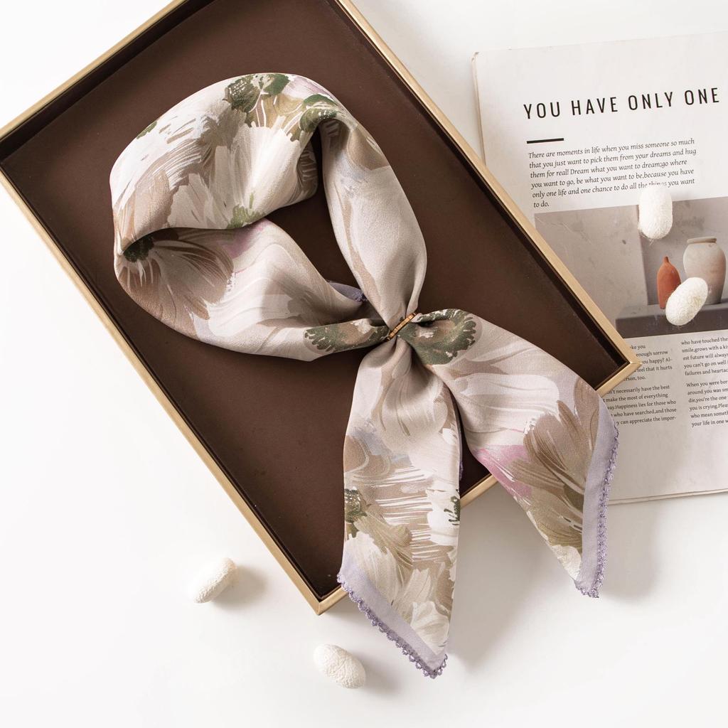 Elegancki szal jedwabny w kwiatowy wzór z zakrzywionymi brzegami i szal chroniący przed słońcem