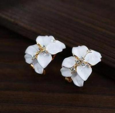 Wykwintne kolczyki gardenie wysadzane diamentami: Koreański uroczy styl retro z modnym i odważnym designem