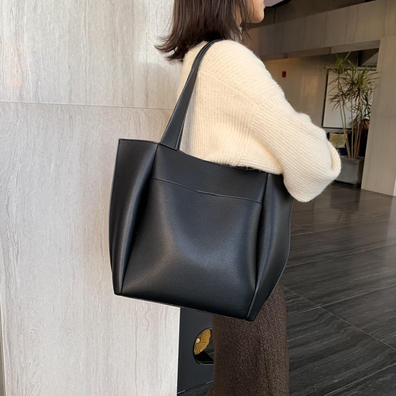The New Tote Bag Is Fashionable and Simple, Large-capacity Shoulder Bag, Solid Color Handbag, and Female Bag.