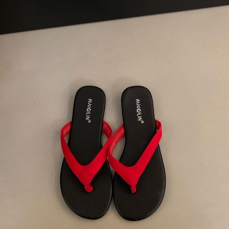 Franska minimalistiska tå sandaler för strandsemester nya sommar mångsidiga kontrasterande färg platta flip-flops damsandaler