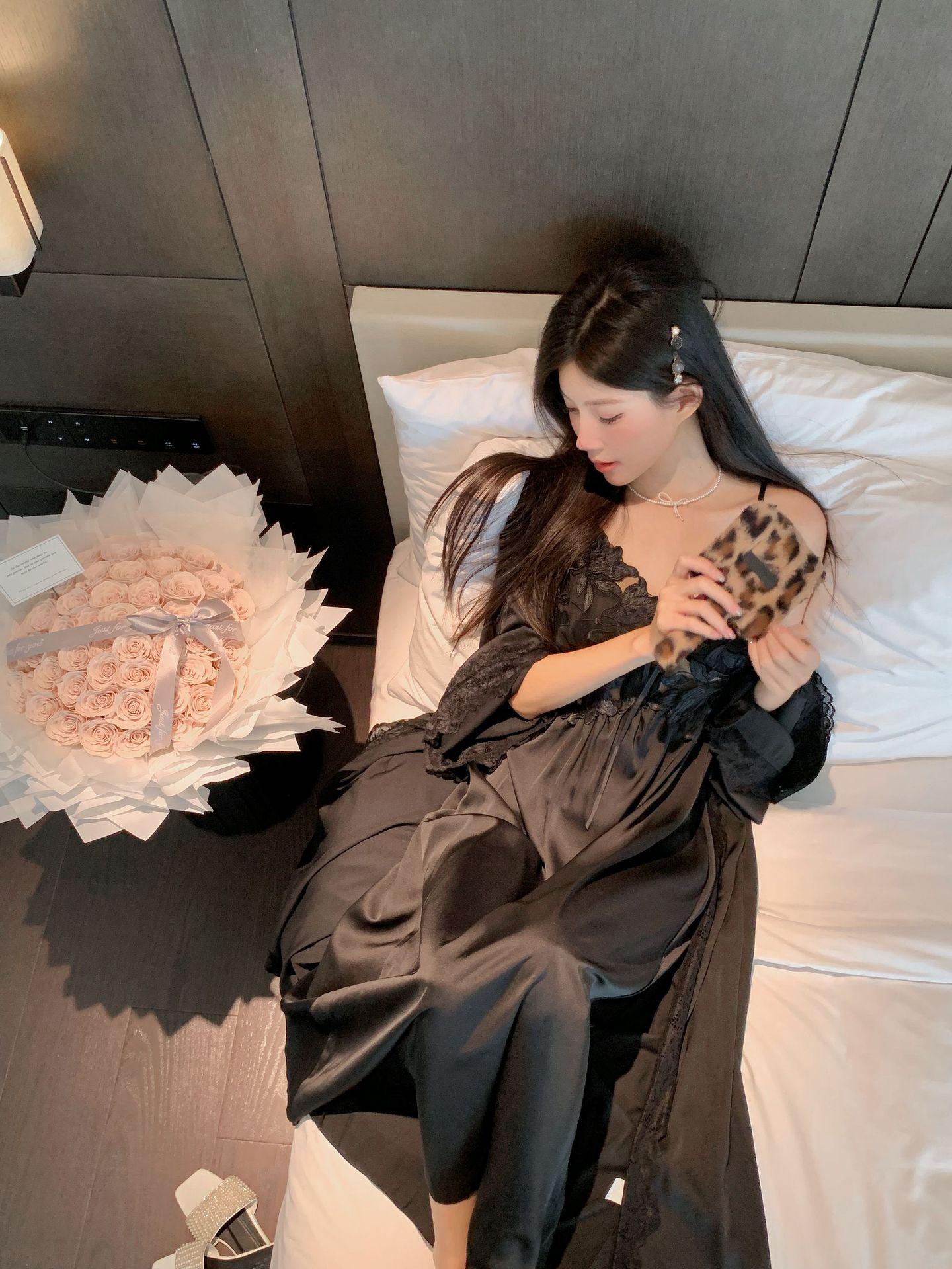 

Французский романтический шелковый комплект ночной сорочки на бретелях-спагетти и халата с нагрудными подушечками - Очень длинный придворный стиль, женская ночная одежда высокого класса Large чёрный