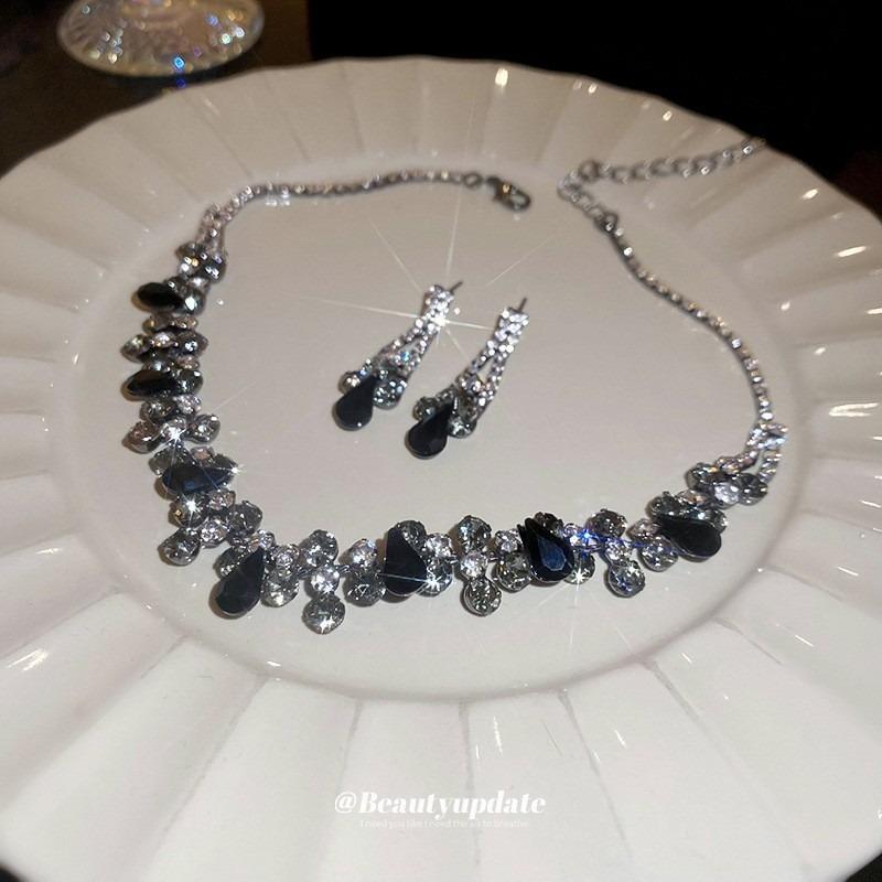 Quadratisches Ohrstecker- und Halsketten-Set mit Diamanten - ein schickes, luxuriöses und hochwertiges zweiteiliges Set mit exquisiter Eleganz