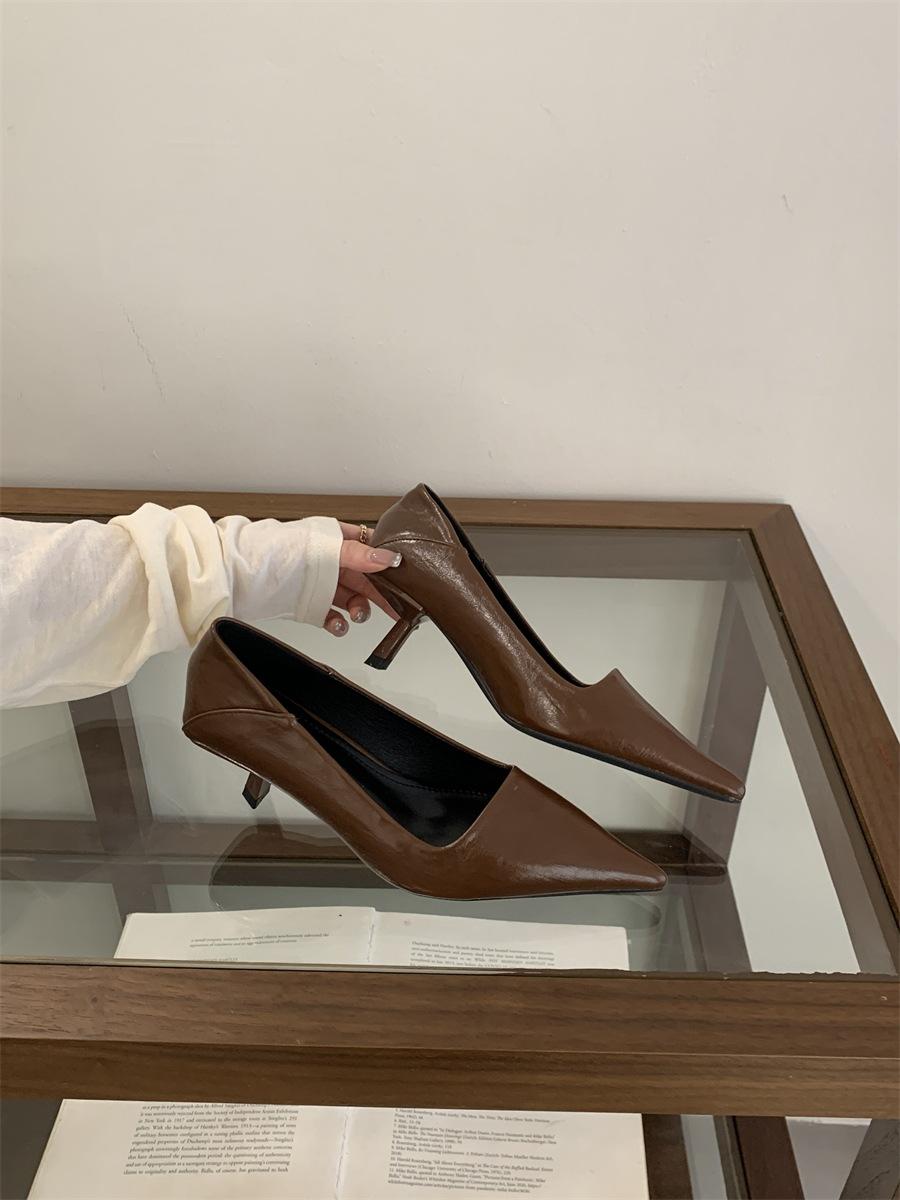 

Осень 2025 остроносые туфли-стилеты на высоком каблуке, однопедальные французские туфли-лодочки на каблуке-рюмочке, туфли-лодочки с открытым верхом, темпераментные, для работы 39 коричневый