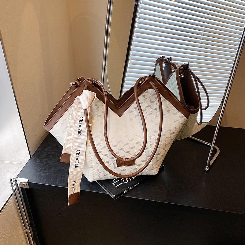 Premium Underarm Bag Women's New Fashion Portable Shoulder Bag Commuter Versatile Tote Bag