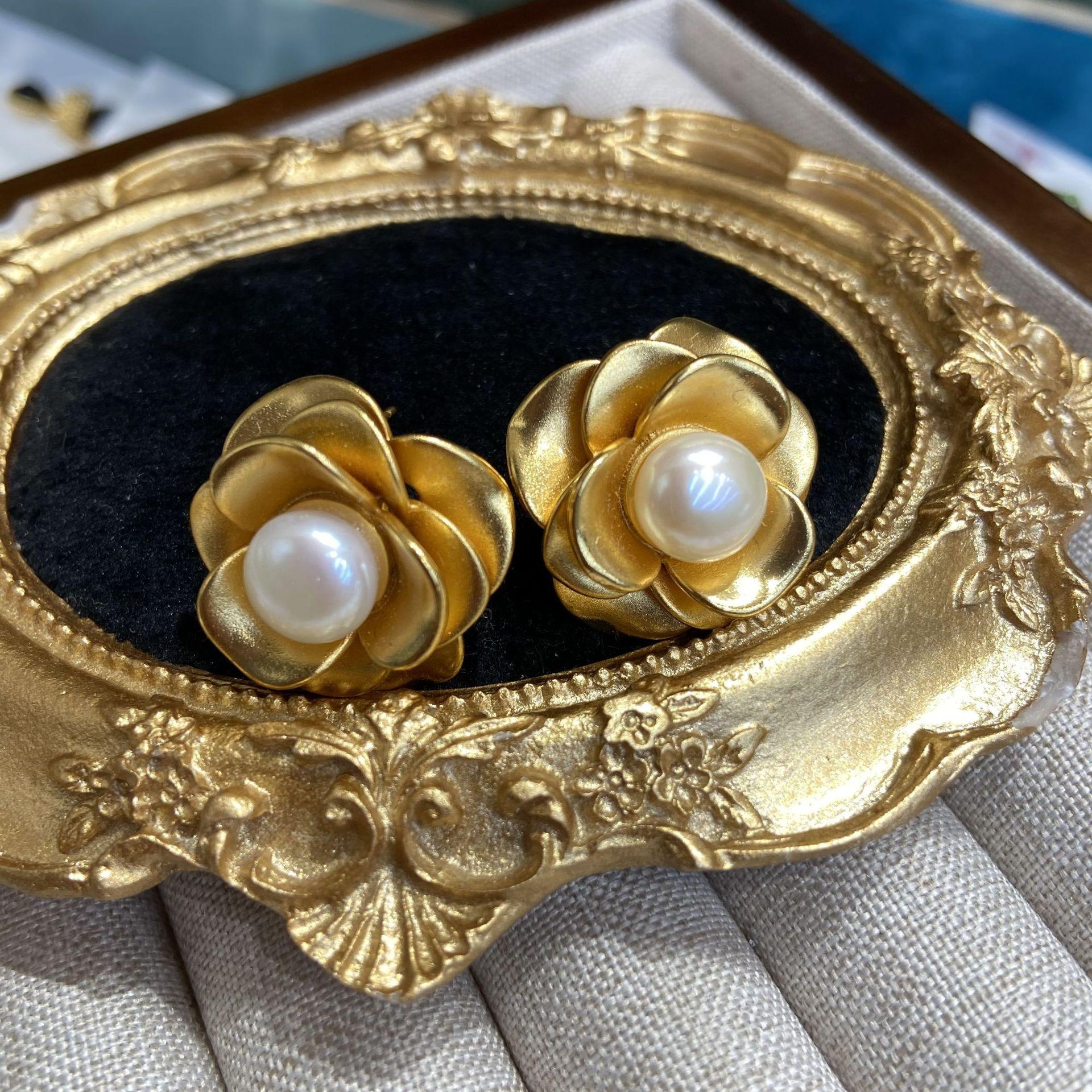 French Premium Small Fragrant Wind Camellia Stud Earrings Brass Gold-Plated Selected Freshwater Inlay