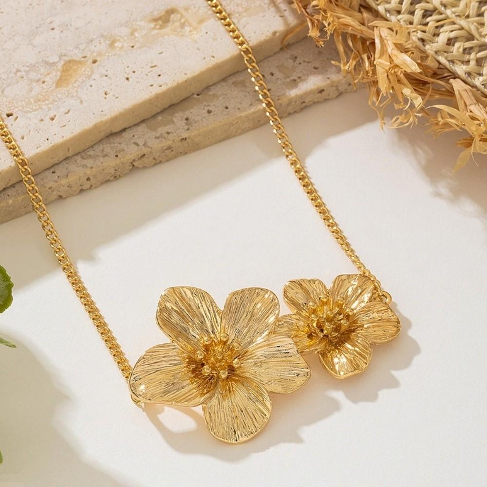 Wrinkled Flower Collarbone Chain Golden Jewelry Accessories New Flower Pendant Necklace Women
