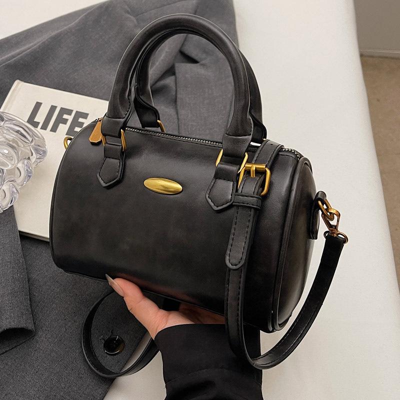 This year's popular bag 2025 new trendy fashion portable shoulder bag autumn versatile messenger Boston pillow bag