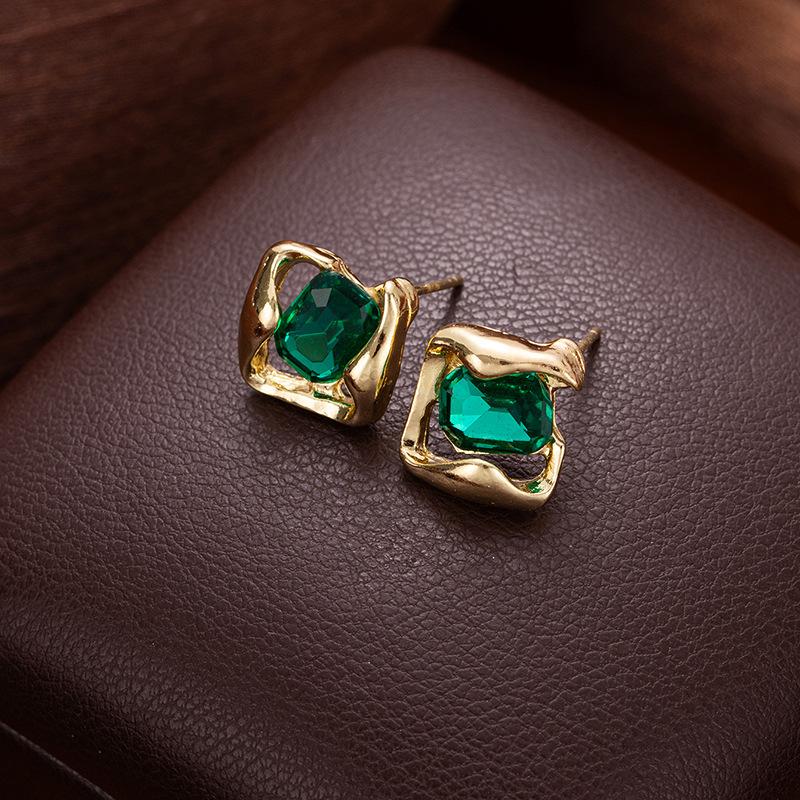 Retro Hollow High-End Green Crystal Stud Earrings, Unique Design Imitation Silver Needle Earrings, Light Luxury High-End Earrings